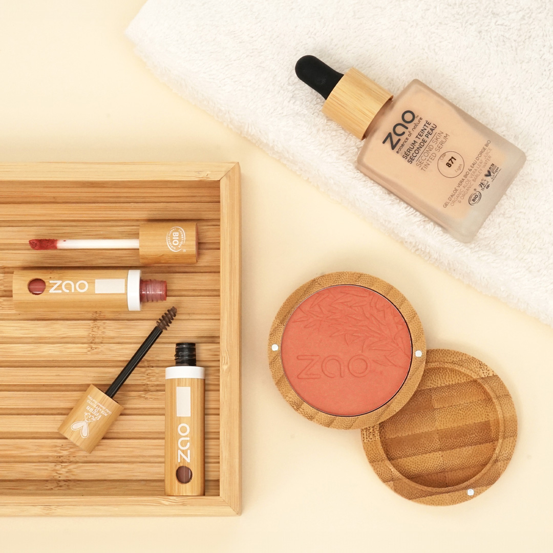 ZAO foundation, blush og læbeprodukter i bambusemballage på en lys baggrund